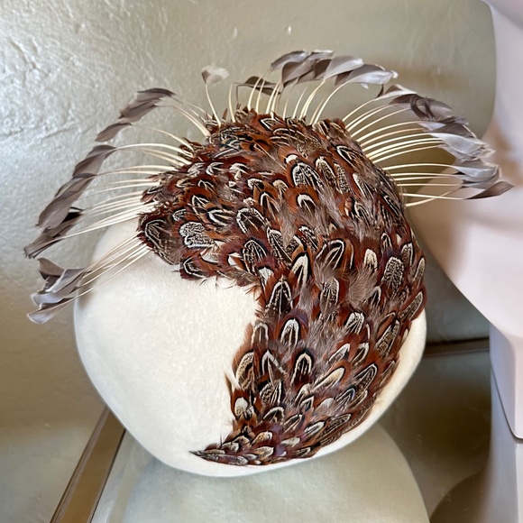 SUPERB DESIGNER OFF WHITE FELT HAT WITH "BIRD" MADE OF SMALL FEATHERS & QUILLS - Picture 8 of 11